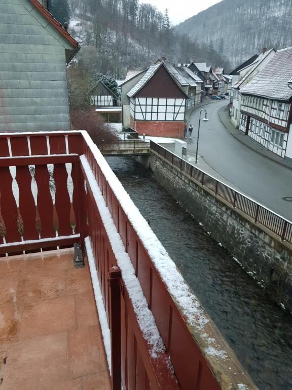 Nespecifikovaný výhled na hory nebo výhled na hory při pohledu z prázdninového domu
