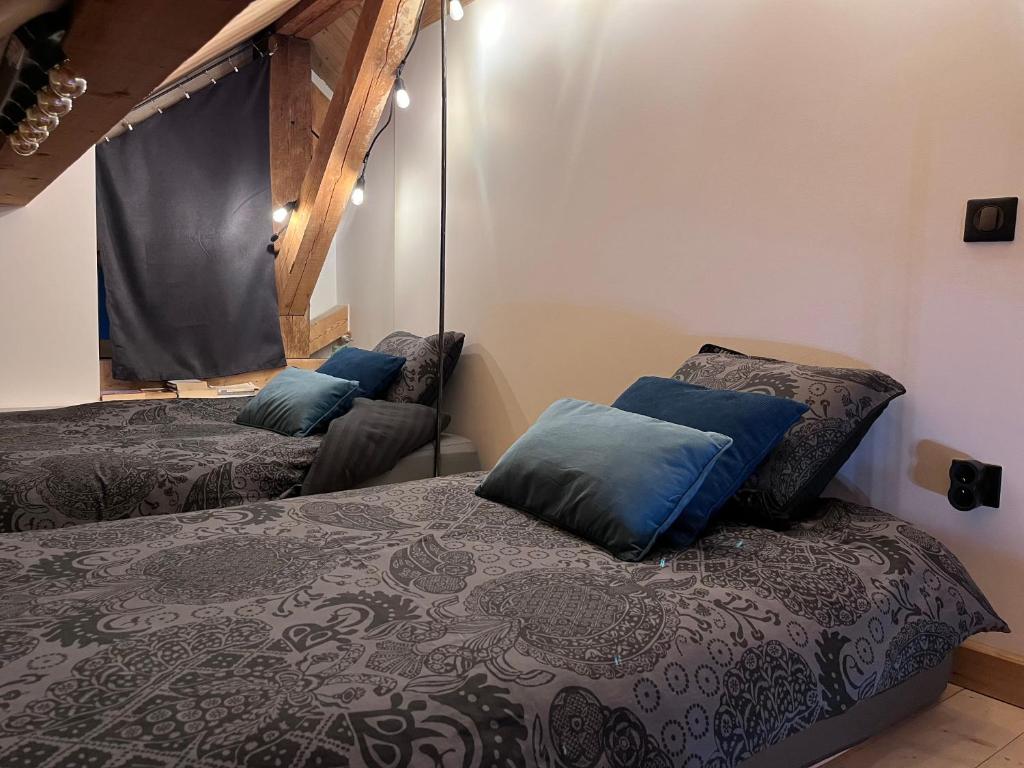Postel nebo postele na pokoji v ubytování Sous les toits, by Refuges en ville