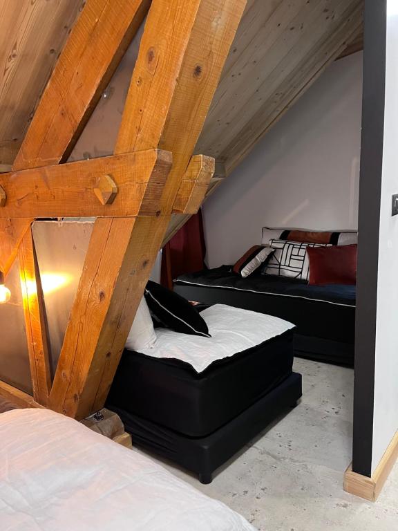 Postel nebo postele na pokoji v ubytování Sous les toits, by Refuges en ville