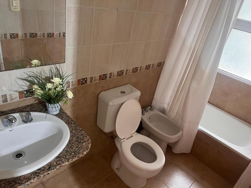 uma casa de banho com um WC, um lavatório e uma banheira em Mono ambiente a pasos de la COSTANERA Tercer piso escalera em Posadas
