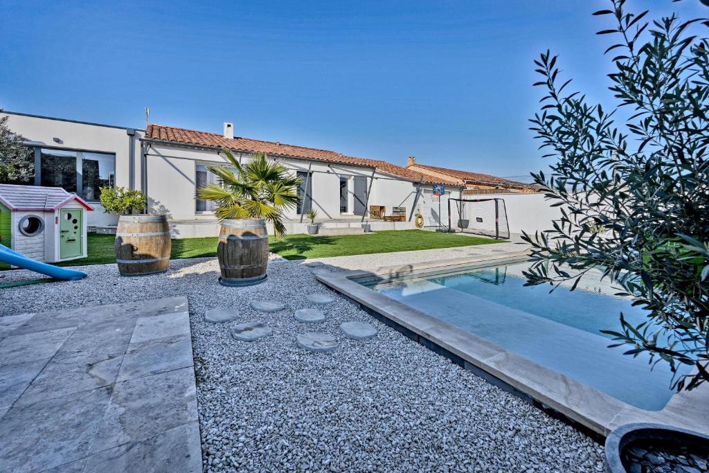 una casa con piscina en el patio en La Tavelloise - Villa moderne avec piscine, en Tavel