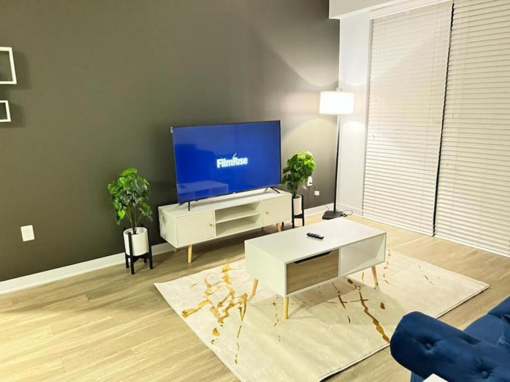 TV tai viihdekeskus majoituspaikassa Affordable Private Bedroom - Shared