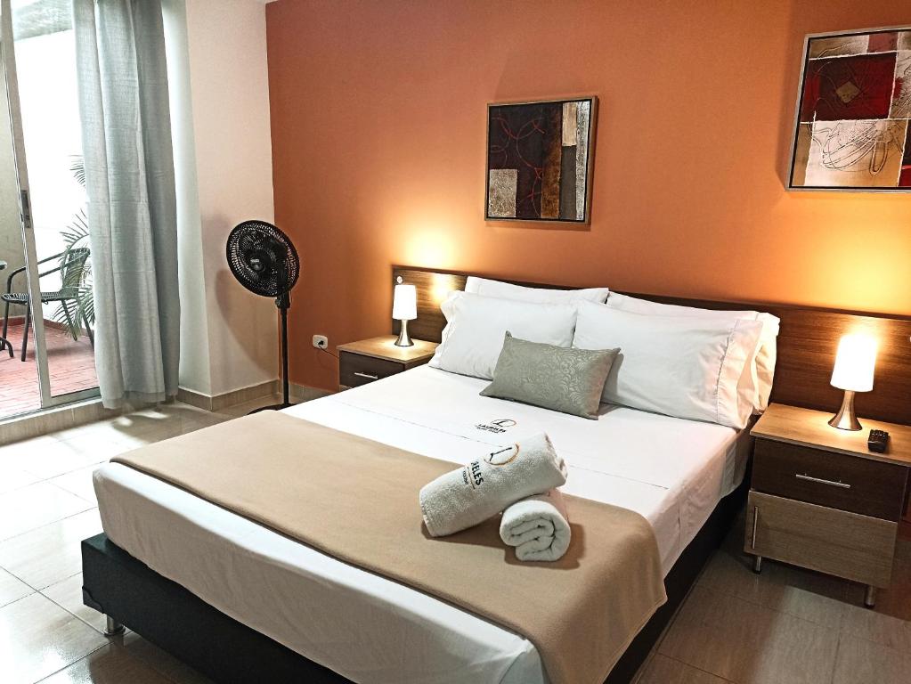 Postel nebo postele na pokoji v ubytování Laureles Guest House LGH Hotel