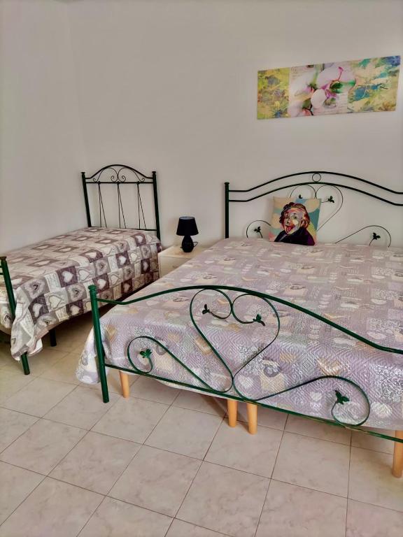 1 dormitorio con 2 camas en una habitación en Case vacanze Orlando, en Morciano di Leuca