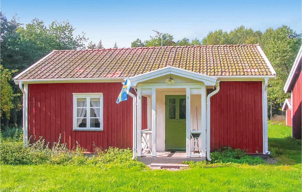 VimmerbyにあるGorgeous Home In Vimmerby With Kitchenの野原の白い戸付き赤小屋