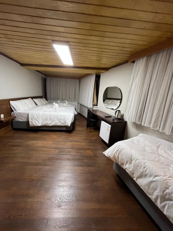 伊斯坦堡的住宿－Gold Corner Hotel，酒店客房,设有两张床和镜子
