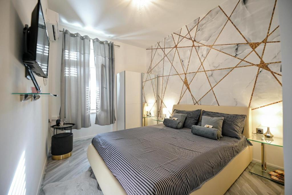 1 dormitorio con 1 cama grande en una habitación en Luxury Apartment Laura, en Zadar