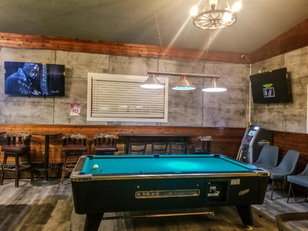 Biliár nebo kulečník v ubytování 7 Day's Hotel