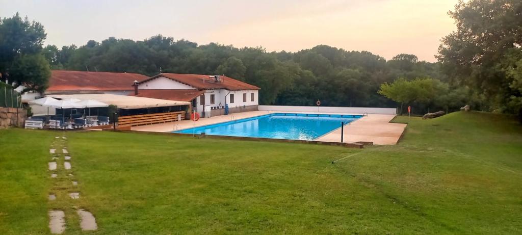 塔維亞諾勒斯的住宿－El Nou Roquet，一座房子旁的院子内的游泳池