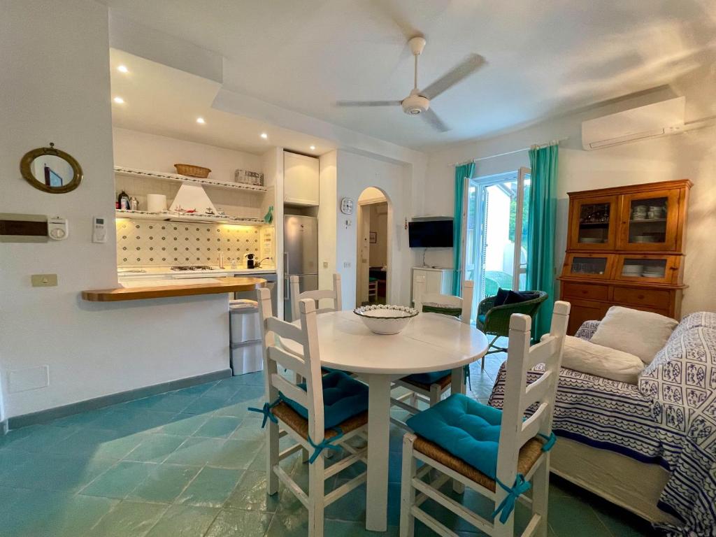 cocina y sala de estar con mesa y sillas en Casa di MARI - Appartamento con grande terrazza, en Sperlonga