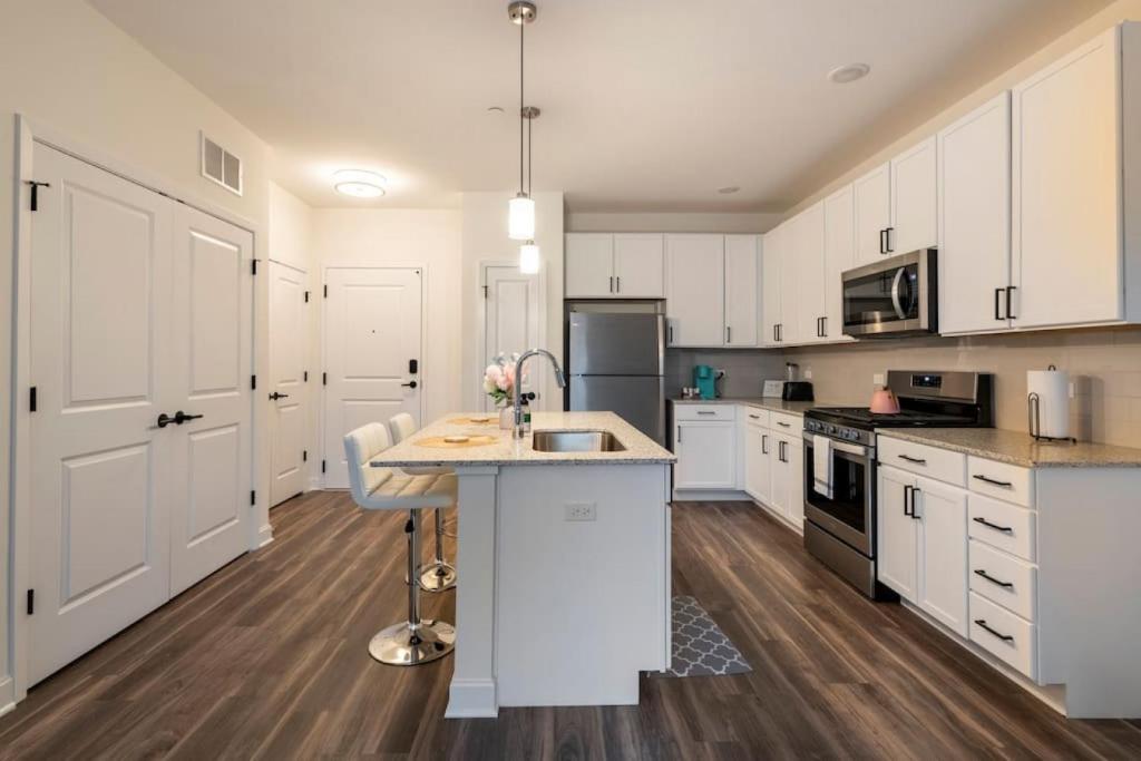 Apartment Luxurious 1BDR WFH Equipped, Lombard, USA