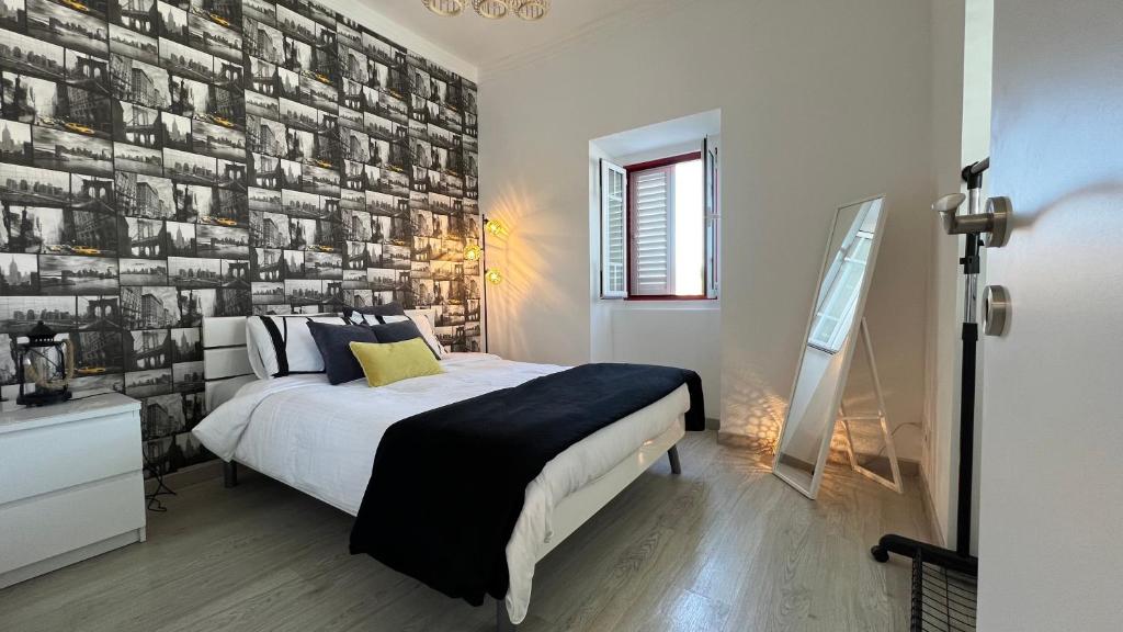 1 dormitorio con cama y pared de ladrillo en Chalet do Descanso, en Sintra