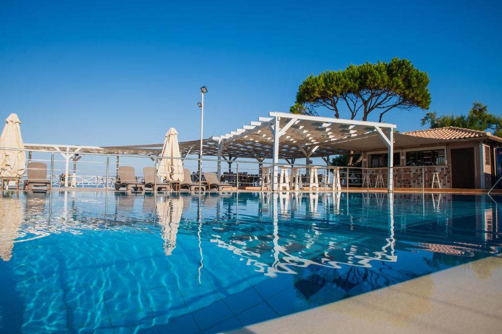 Bazén v ubytování Mesogeios Hotel nebo v jeho okolí