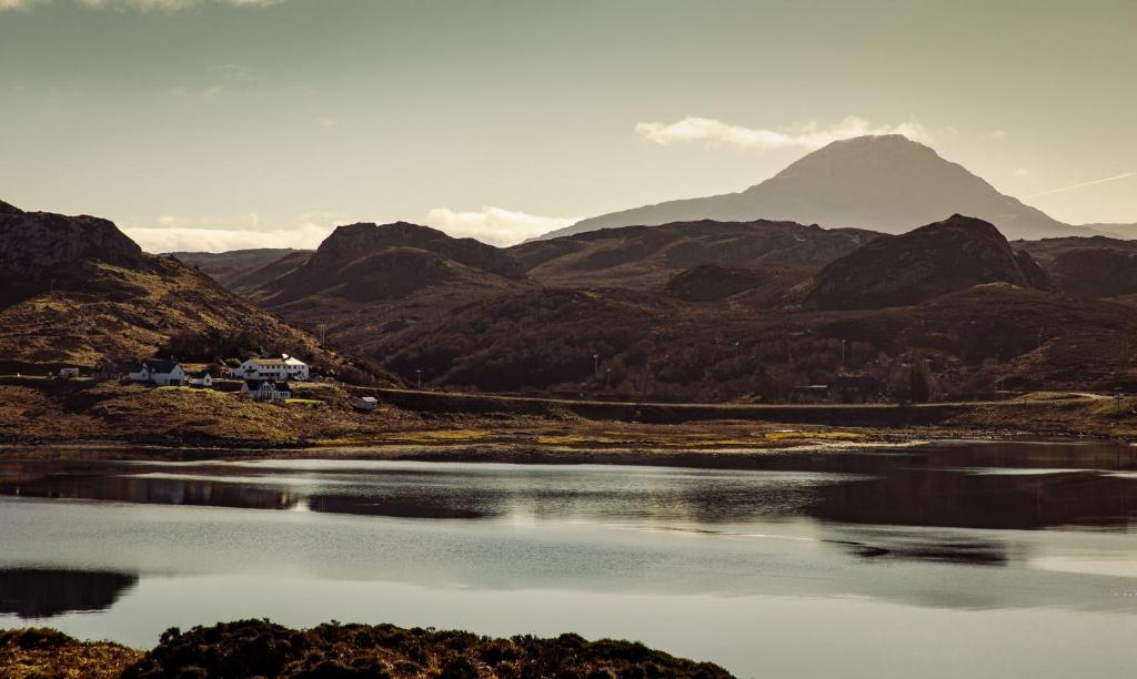 vista su un lago con montagne sullo sfondo di The Rhiconich Hotel a Kinlochbervie