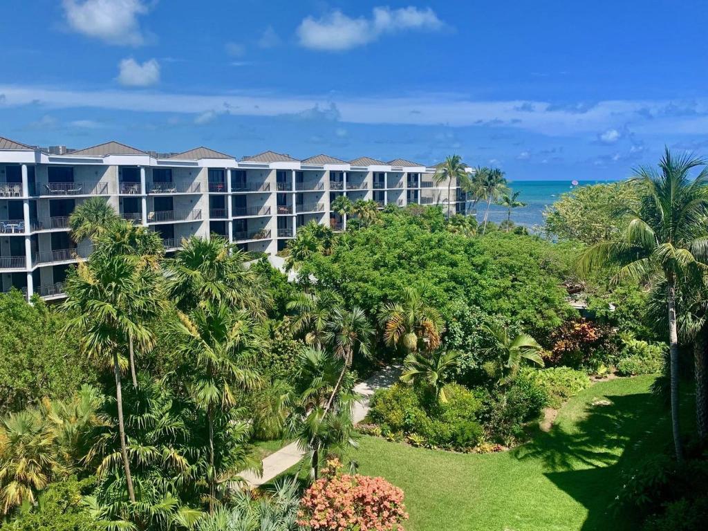 een luchtzicht op een resort met de oceaan op de achtergrond bij Blue Moonshine on the Atlantic in Key West