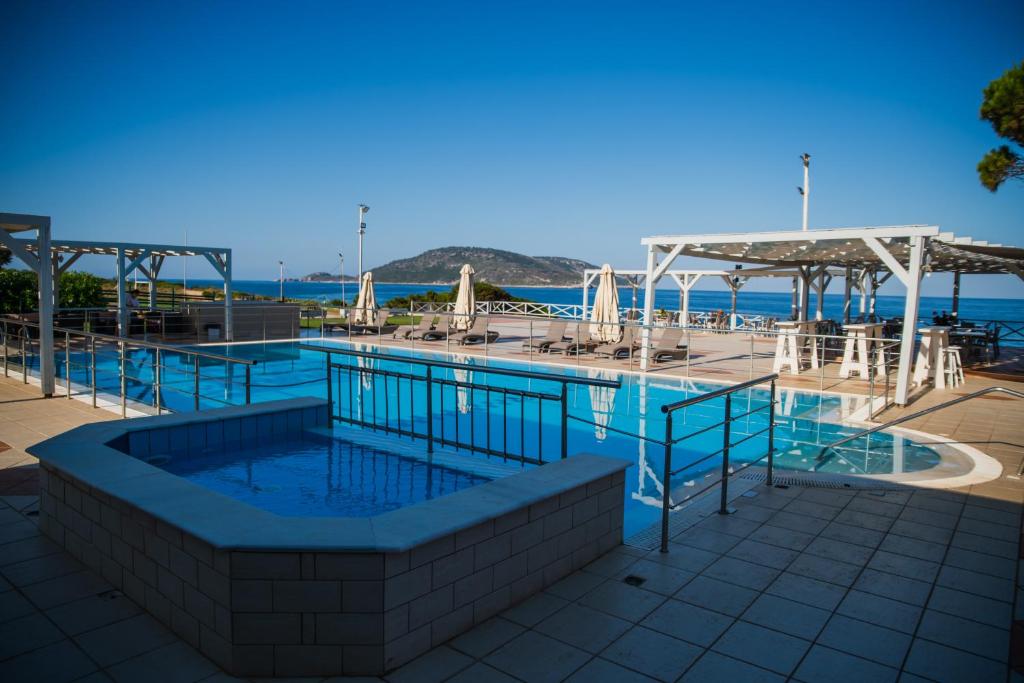 Bazén v ubytování Mesogeios Hotel nebo v jeho okolí