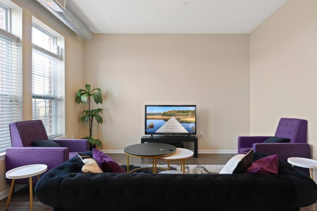 Μια τηλεόραση ή/και κέντρο ψυχαγωγίας στο Private Bed Downtown INDY - Shared