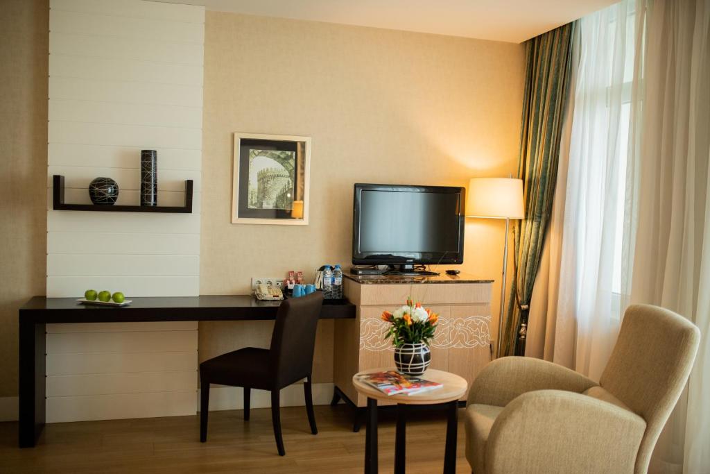TV a/nebo společenská místnost v ubytování Badamdar Hotel and Residences