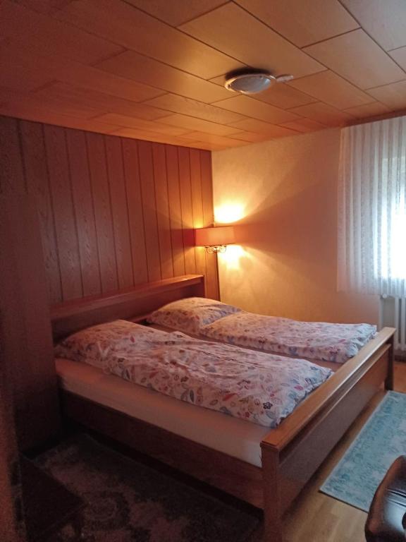 Postel nebo postele na pokoji v ubytování Gasthaus zur Linde