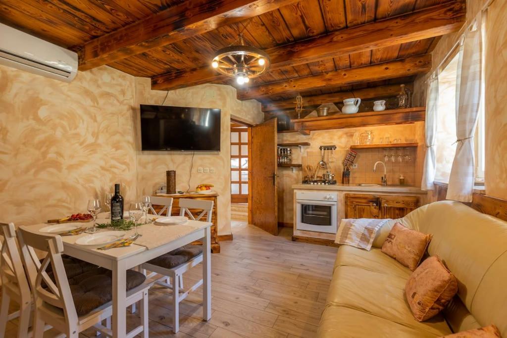 een woonkamer met een tafel en een bank bij Apartman Vrh in Sveti Petar u Šumi