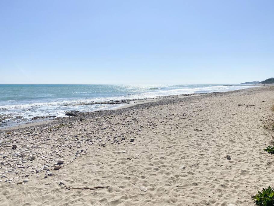piaszczysta plaża z oceanem w tle w obiekcie Jardines al Mar piscina y garaje w mieście Oropesa del Mar