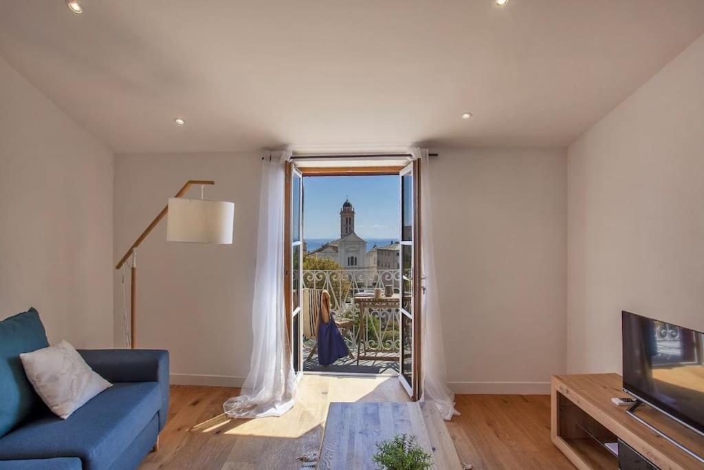Televízia a/alebo spoločenská miestnosť v ubytovaní PEPITES BASTIAISES PIAZZA D'A Appartement Roof Top Vue mer
