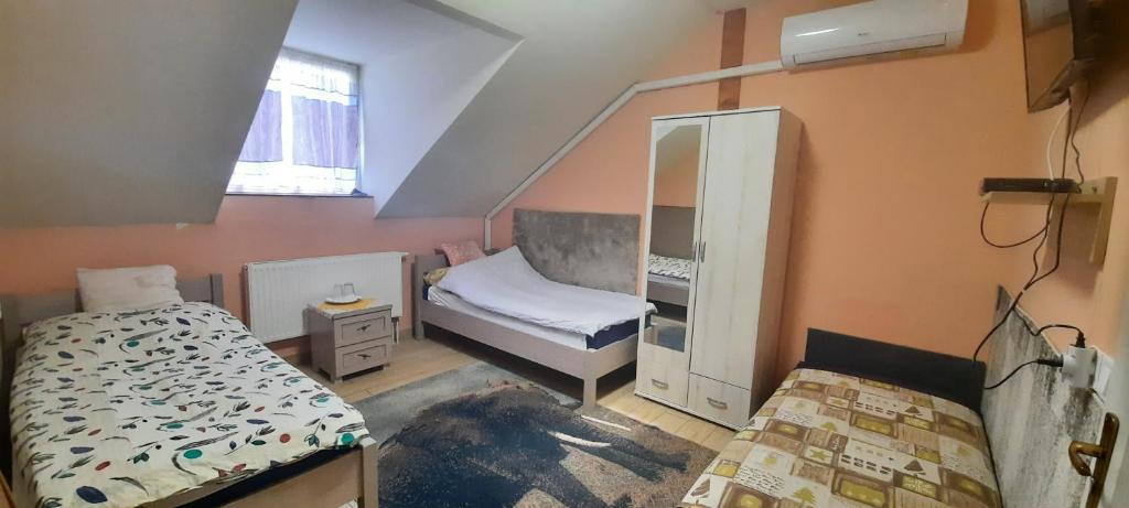 Posteľ alebo postele v izbe v ubytovaní Torony Lovarda Magánszállás