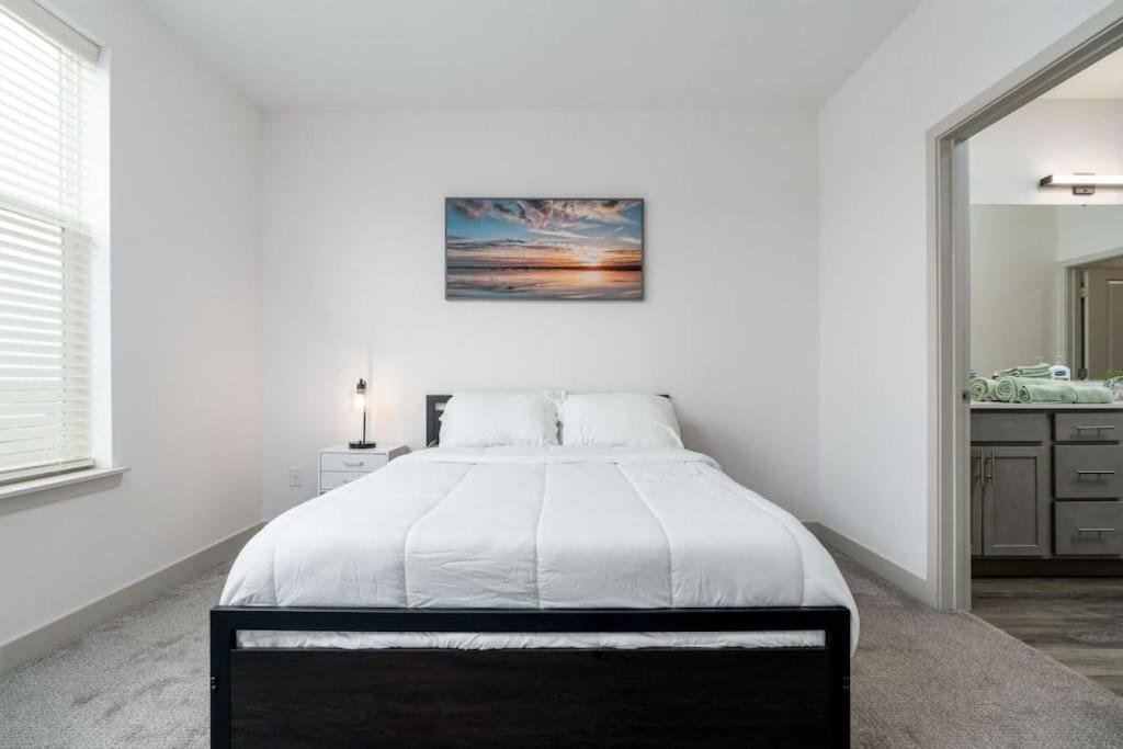 Vuode tai vuoteita majoituspaikassa Affordable Private Bed Whitetown - Shared