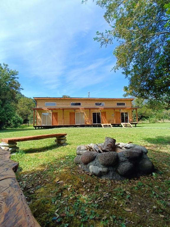 een huis met een bankje ervoor bij Cumbres del poicas in Cochamó