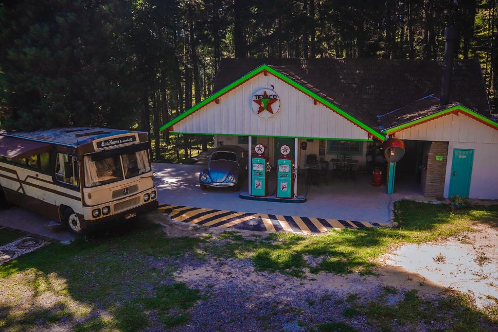 un bus garé devant une station-service dans l'établissement Gramado Motorpark, à Gramado