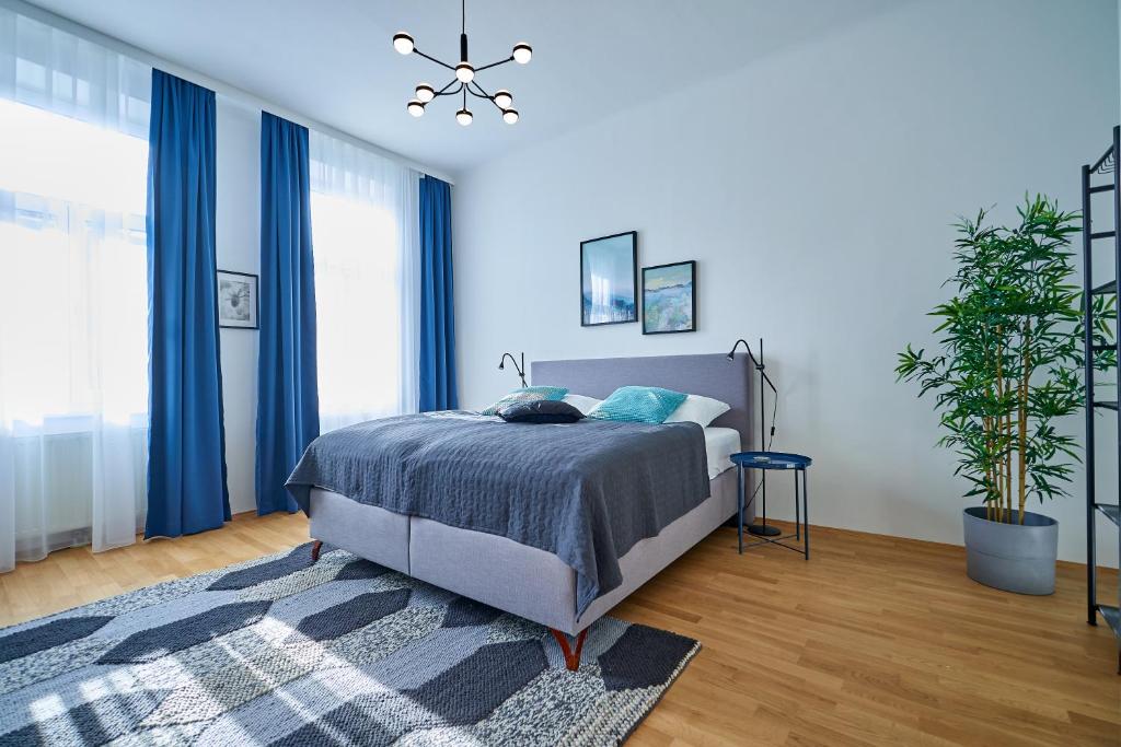 Hotel Trendy Apartment zentral gelegen, a bedroom with a bed and blue walls at Trendy Apartment zentral gelegen in Vienna