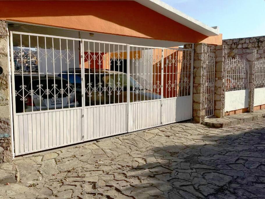 um portão branco numa casa com uma entrada em Casa Emmanuel em Guanajuato