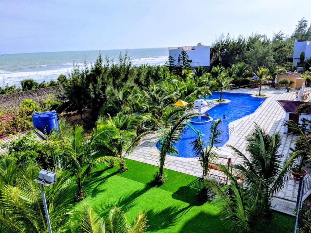 een luchtzicht op een resort met een zwembad en de oceaan bij Oceanward Hotel & Resort in Long Hai