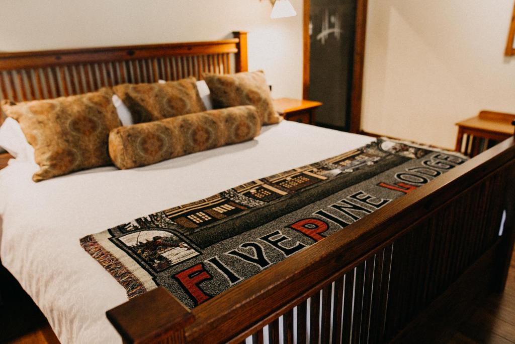 Postel nebo postele na pokoji v ubytování FivePine Lodge