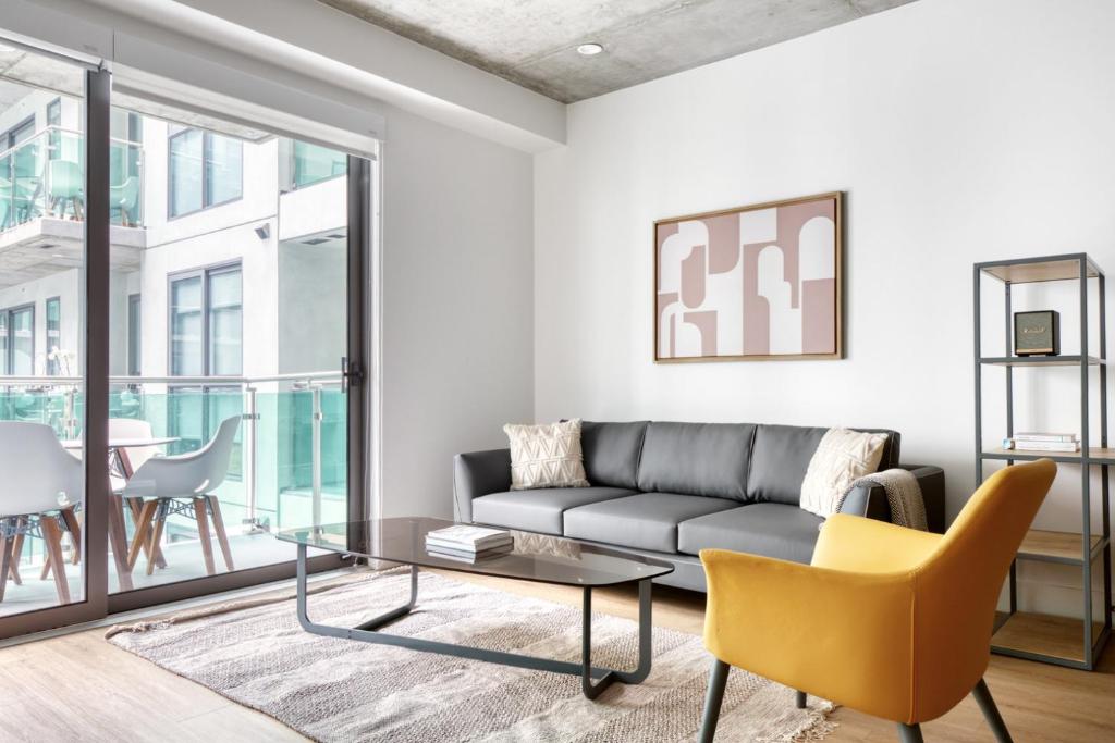 Гостиная зона в Downtown 1BR w Pool Gym WD nr Staples Center LAX-551