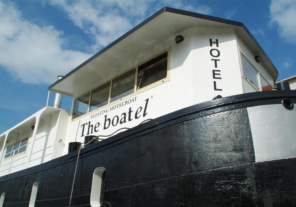 um barco com as palavras o batedor nele em Hotel The Boatel em Gent