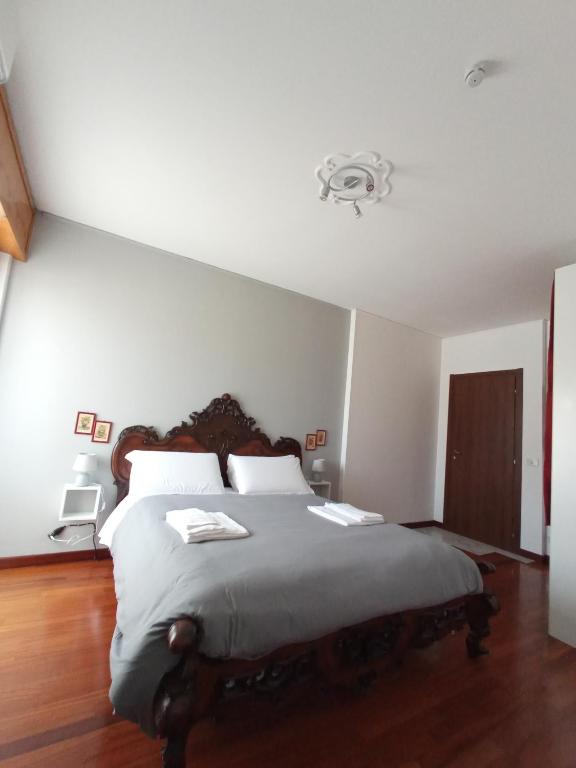 um quarto com uma cama grande num quarto em Casa Doretta - Camere Rooms em Verona