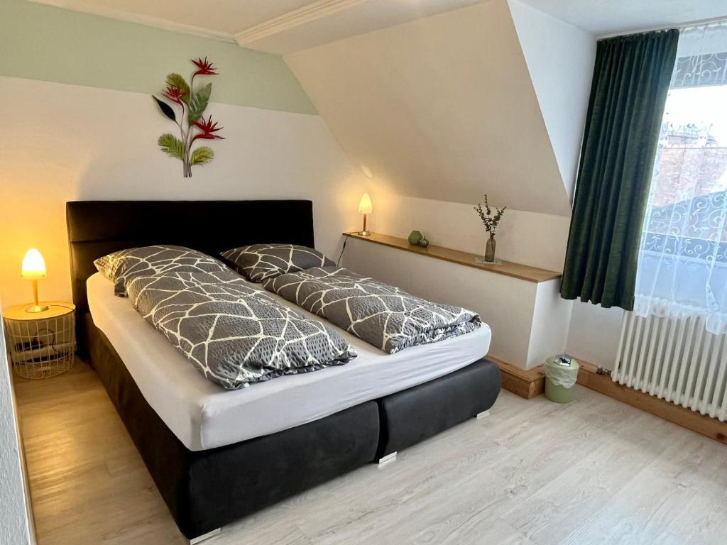 ein Schlafzimmer mit einem großen Bett in einem Zimmer in der Unterkunft Gästehaus Ehebachhof Hotel Garni in Müllheim