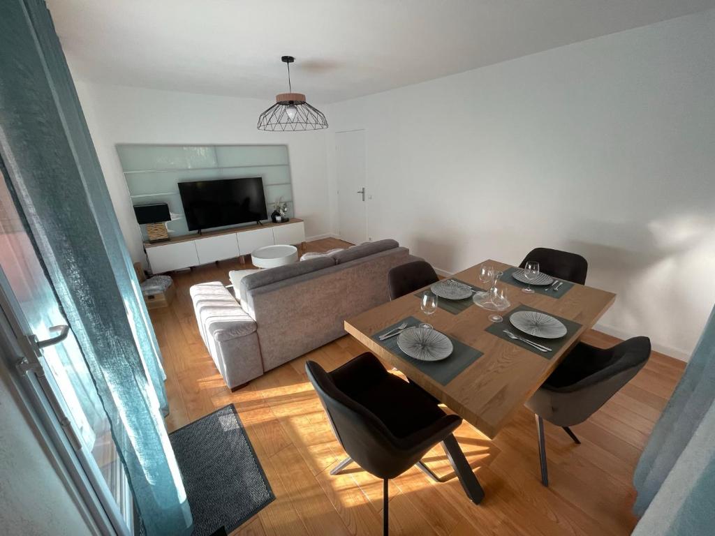 Televízia a/alebo spoločenská miestnosť v ubytovaní Appartement Le Della