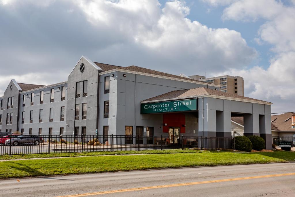 un edificio con un cartel que lee Operación hospital callejero en Carpenter Street Hotel, en Springfield