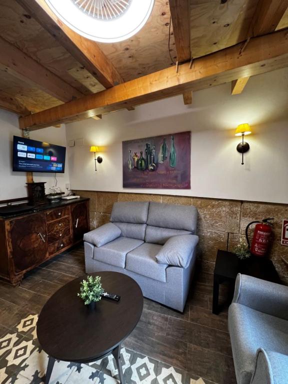 ein Wohnzimmer mit einem Sofa und einem Tisch in der Unterkunft Paella flat old town Alicante in Alicante