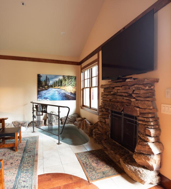 FivePine Lodge - Deluxe Cottage