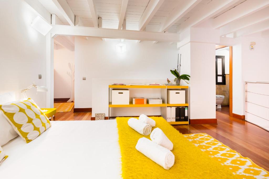 Posteľ alebo postele v izbe v ubytovaní Stylish loft duplex - Alameda