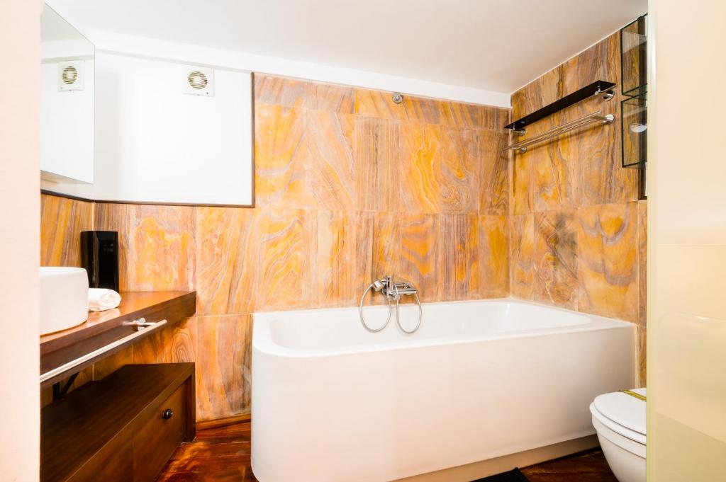 Kúpeľňa v ubytovaní Stylish loft duplex - Alameda