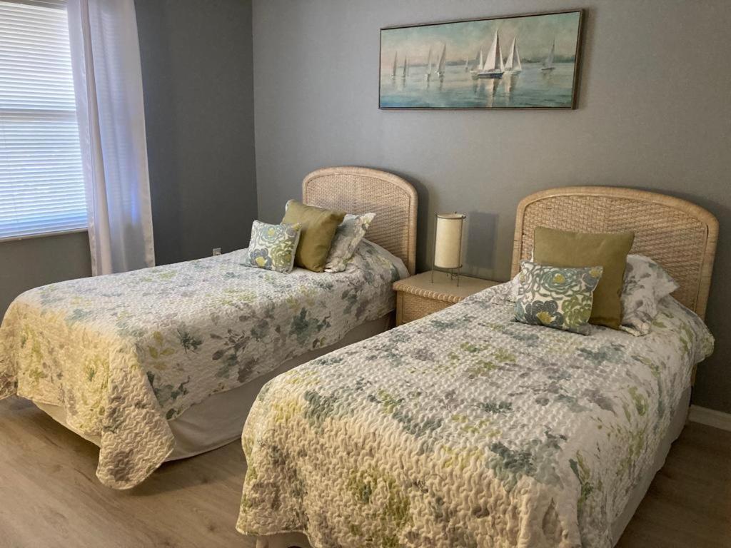 Duas camas sentadas uma ao lado da outra num quarto em Florida Vacation Condo em Sarasota