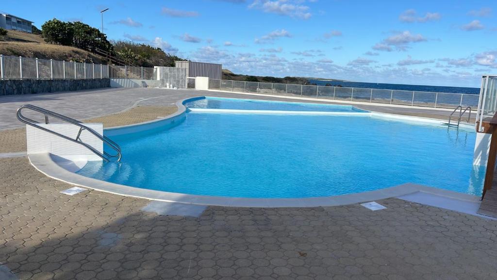 Bazén v ubytování Rêves de Tropiques - Grands studios avec piscine vue océan accès plage direct nebo v jeho okolí