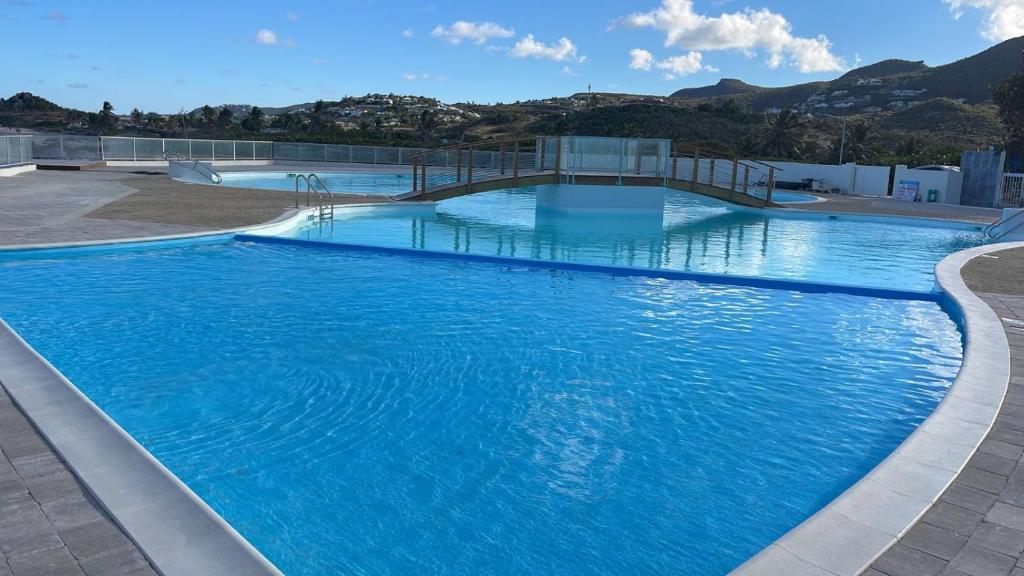 Bazén v ubytování Rêves de Tropiques - Grands studios avec piscine vue océan accès plage direct nebo v jeho okolí