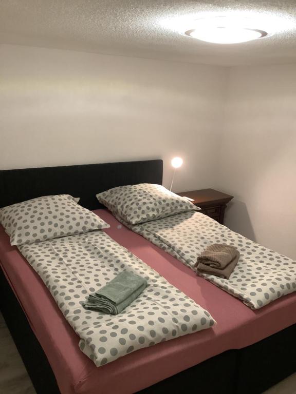 2 łóżka pojedyncze siedzące obok siebie w pokoju w obiekcie Apartment Malti w mieście Laufenburg