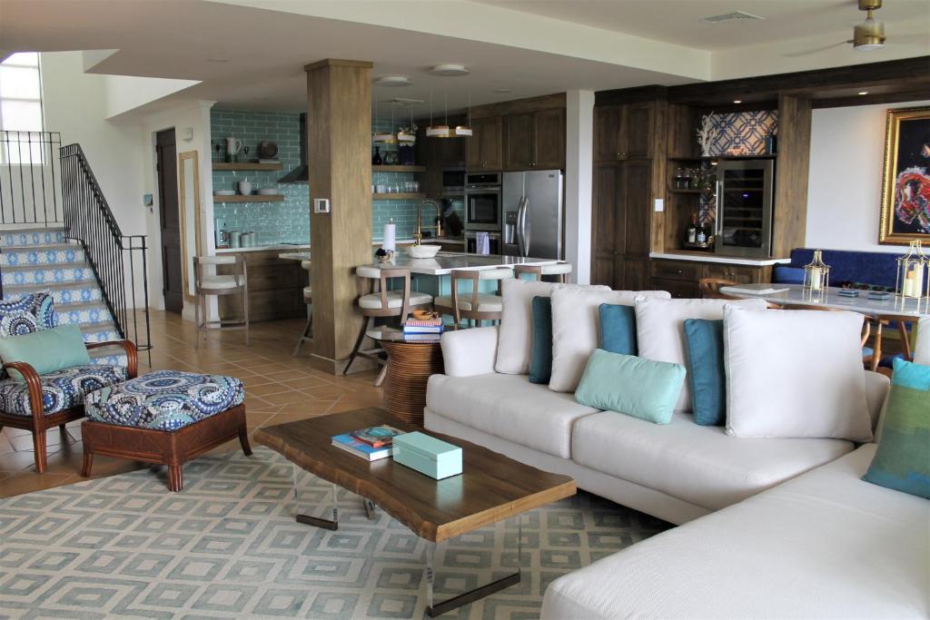 ein Wohnzimmer mit einem Sofa und einem Tisch in der Unterkunft Bougainvillea 7315 Luxury Penthouse Adults Only - Reserva Conchal in Playa Conchal