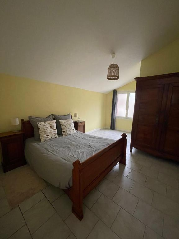 Posteľ alebo postele v izbe v ubytovaní GÎTE L'ISABEY ETRETAT